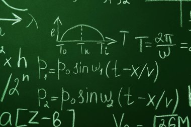 Kara tahtaya yazılmış birçok farklı matematik formülü, yakın plan