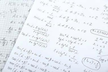 Farklı matematiksel formüllere sahip kağıtlar, yakın plan.