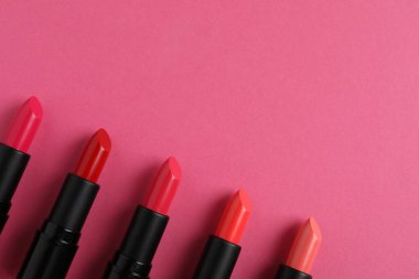 Pembe arka planda güzel rujlar, düz yatış. Metin için boşluk