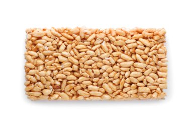 Beyaz zemin üzerinde puflanmış pirinç çubuğu (kozinaki), üst görünüm