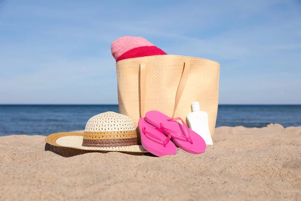 Saco Verão Com Acessórios Praia Areia Perto Mar — Fotografia de Stock