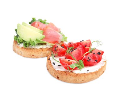 Beyaz üzerine farklı malzemeler ayrıştırılmış lezzetli ruslar