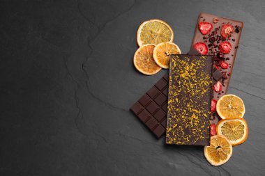 Değişik çikolatalar, donmuş meyveler, tahta masa, düz yatış. Metin için boşluk