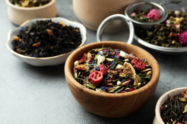 Gri masada çok farklı bitki çayları var.