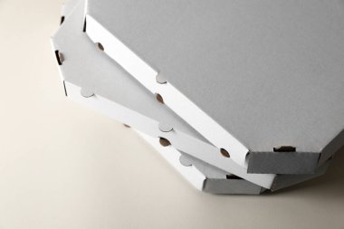 Bej arka planda boş pizza kutuları yığını, yakın plan