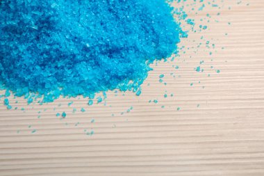 Aromatik deniz tuzu beyaz ahşap masada, yakın plan. Metin için boşluk