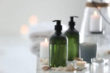 Sabun makineleri ve dekor elementleri masada. Metin için boşluk
