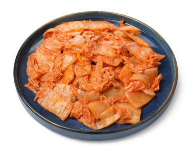 Beyaz üzerine Çin lahanası izole edilmiş lezzetli kimchi tabağı.