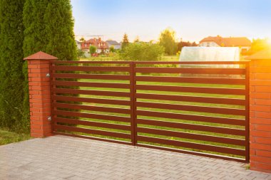 Dışarıda demir paneller olan güzel tuğlalı çitler.