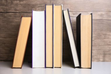 Beyaz rafta farklı kitapların koleksiyonu