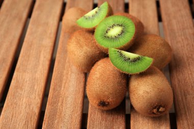 Ahşap masadaki tüm kivileri yakın plan. Metin için boşluk