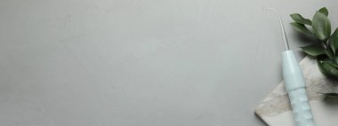 Yüksek frekanslı Darsonval cihazı ve gri masaya yerleştirilmiş, üst görüş. Metin için alanı olan pankart tasarımı