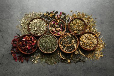 Gri masada farklı kuru çaylarla düz konum