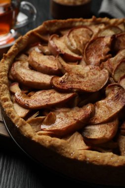 Siyah ahşap masada nefis elmalı turta, yakın plan.