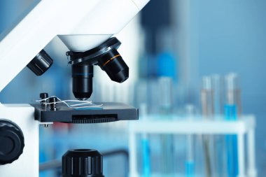 Laboratuvarda modern tıbbi mikroskop, yakın plan. Metin için boşluk