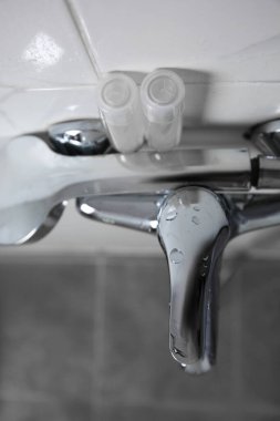 Banyodaki lavaboda duş jeli şişeleri, manzaranın üstünde.