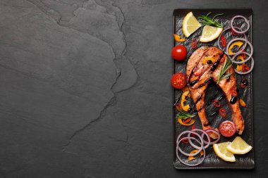 Siyah masada servis edilen lezzetli somon bifteği, üst manzara. Metin için boşluk