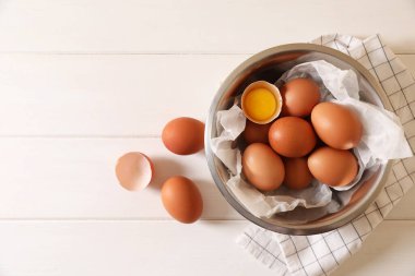 Taze çiğ tavuk yumurtaları beyaz ahşap masada, düz yerde. Metin için boşluk