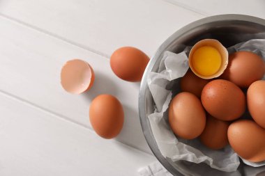 Taze çiğ tavuk yumurtası ve beyaz ahşap masa, düz yatıyordu.