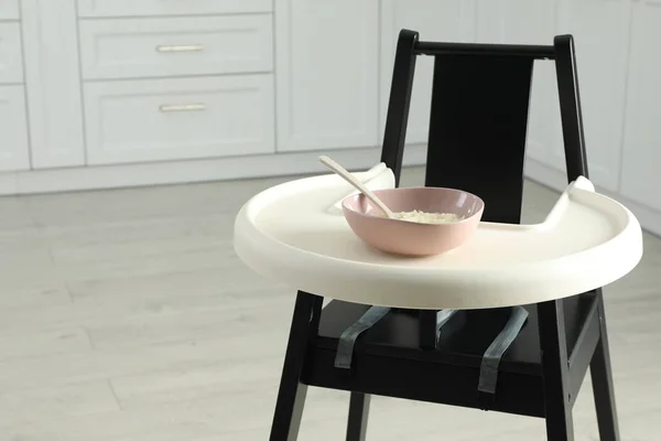 キッチンで健康的な食べ物と赤ちゃんの高い椅子 テキストのスペース — ストック写真