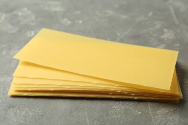 Koyu masada pişmemiş lazanya çarşafları, yakın plan.