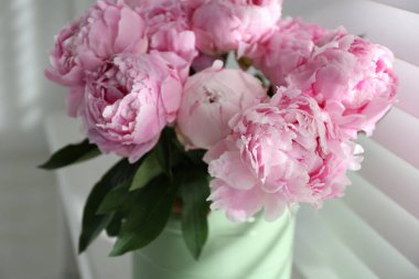 Pencerenin yanında bir buket güzel şakayık, yakın plan.