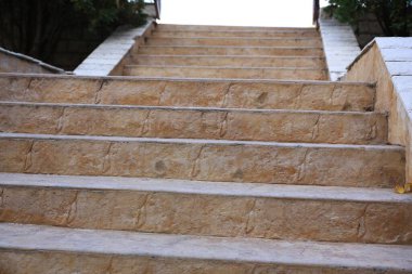 Güzel eski taş merdivenler Sonbahar günü açık havada