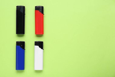 Açık yeşil arka planda küçük çakmaklar, düz yatış. Metin için boşluk