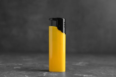 Gri masadaki küçük cep çakmağı şık