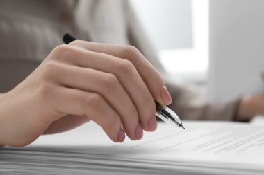 Ofiste evrakları imzalayan kadın, yakın plan.