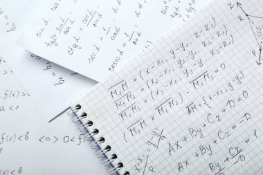 Farklı matematiksel formüllere sahip kağıtlar, üst görünüm