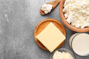 Gri masa üzerinde ev yapımı tereyağı ve süt ürünleri. Metin için boşluk