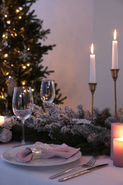 Güzel bir şenlik yeri. Masanın içinde Noel süsü var.