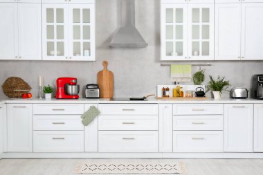 Modern mobilyalarla dolu güzel bir mutfak.