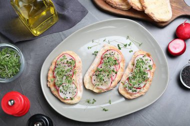 Gri masada turplu, peynirli ve mikroyeşillikli lezzetli sandviçler.