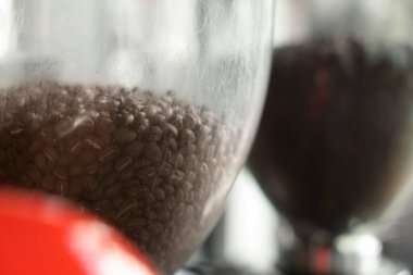 Modern kahve makinesindeki kahve çekirdekleri, yakın plan.