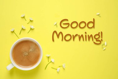 Günaydın! Günaydın! Küçük beyaz çiçekler ve sarı arka planda kahve, düz uzanmış