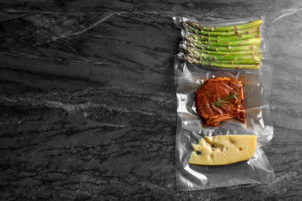 Різні Продукти Харчування Вакуумних Упаковках Чорному Мармуровому Столі Плоский Простір — стокове фото