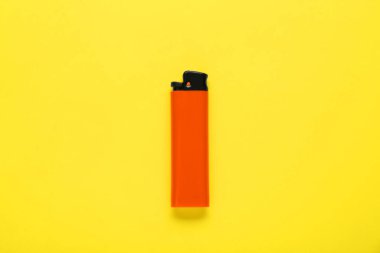 Sarı arkaplanda küçük cep çakmağı, üst görünüm