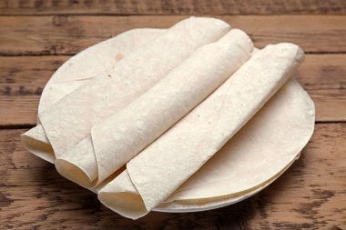 Lezzetli rulo Ermeni lavaşını ahşap masada.