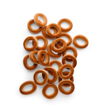 Birçok lezzetli kuru simit (sushki) beyaz, üst görünümde izole