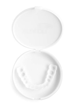 Beyaz arka planda, kapta diş macunu var. Isırık düzeltmesi