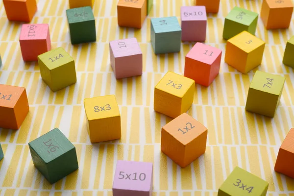 Cubi Colorati Con Numeri Moltiplicazioni Sfondo Giallo — Foto Stock