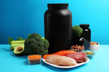 Açık mavi zemin üzerinde amino asit ve takviyeler açısından zengin ürünler.