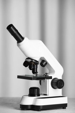 Modern mikroskop içerideki masada. Tıbbi ekipman