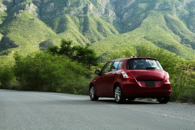 Dağlardaki asfalt yolda güzel bir araba manzarası. Yolculuk