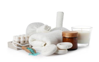 Beyaz arkaplanda farklı spa ürünleri olan güzel bir kompozisyon