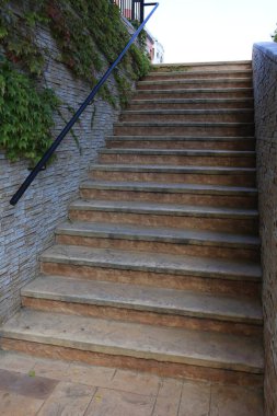 Duvarın yanındaki eski güzel merdivenlerin manzarası. Dağcı bitkisi de dışarıda.