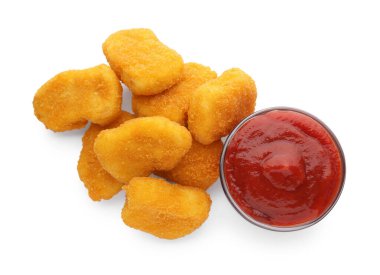 Lezzetli tavuk nuggetları ketçaplı, beyaz, üst manzara.
