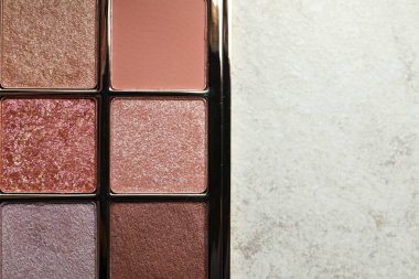 Açık gri masada güzel bir göz farı paleti, üst manzara. Metin için boşluk